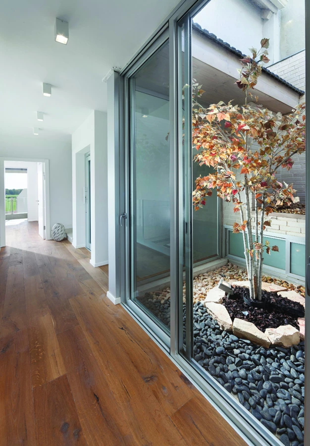 בקומה כולה: ריצוף פרקט עץ תלת שכבתי בגון מעושן. יבוא בלעדי מגרמניה: