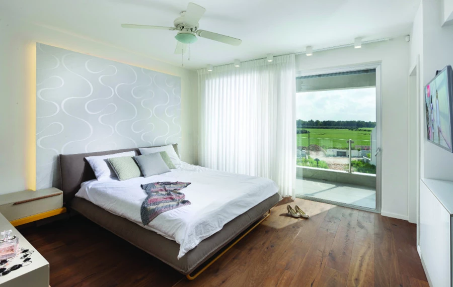 יחידת ההורים עם מרפסת שפונה אל הנוף. ריצוף פרקט, ומאחורי המיטה קיר גבס מחופה טפט שמאחוריו מוצנעים גופי תאורה המפיצים הילת אור כמסגרת רכה. חדר הרחצה הצמוד: ריצוף באריחי גרניט פורצלן במראה בטון,  יחידת כיור מסוגננת בעיצוב א-סימטרי מקורי, וגופי תאורה אדומים כ