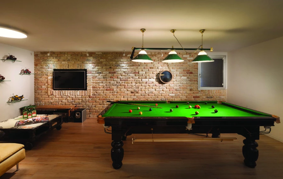 קומת המרתף: חלל מזמין לשעות פנאי, ביחד משפחתי ואירוח, עם 