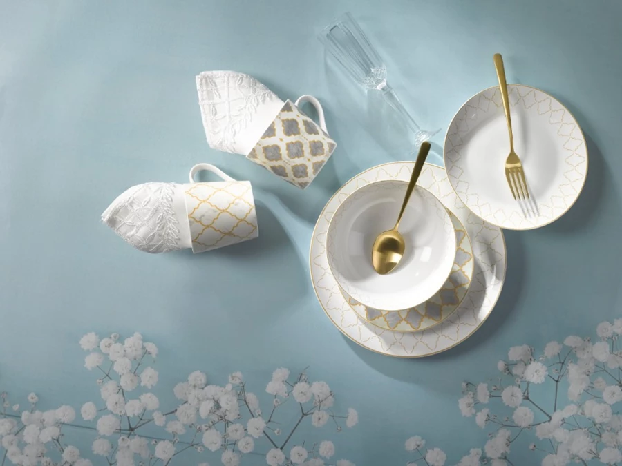 מערכת אוכל אלגנטית וחגיגית מפורצלן עם עיטורי דקאל מזהב. באדיבות נעמן.