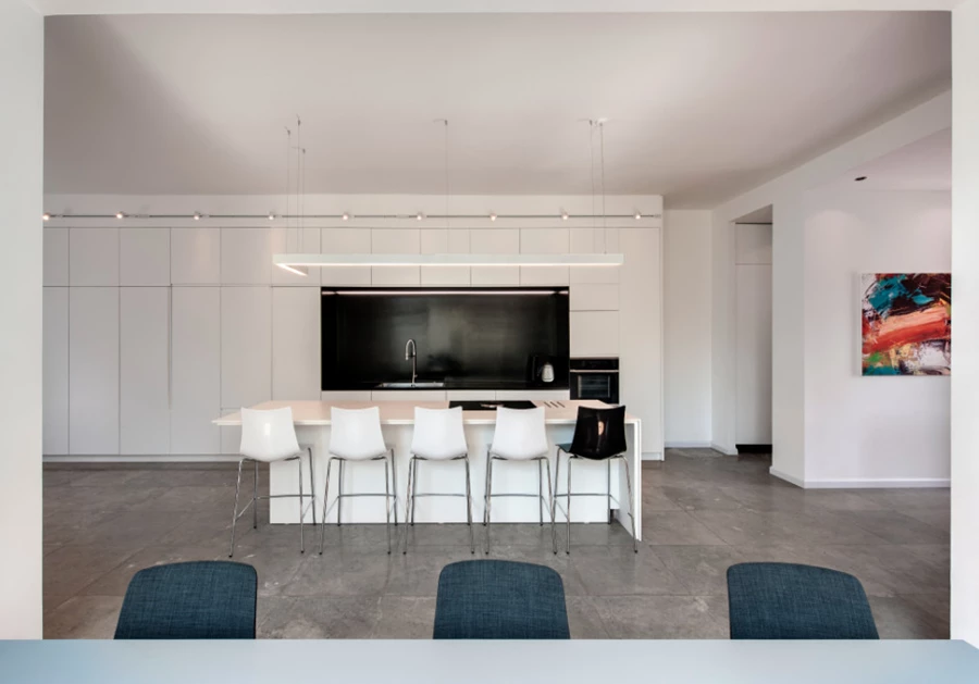 מטבח מינימלסטי לבן, משטח עבודה מחופה בקוריאן שחור