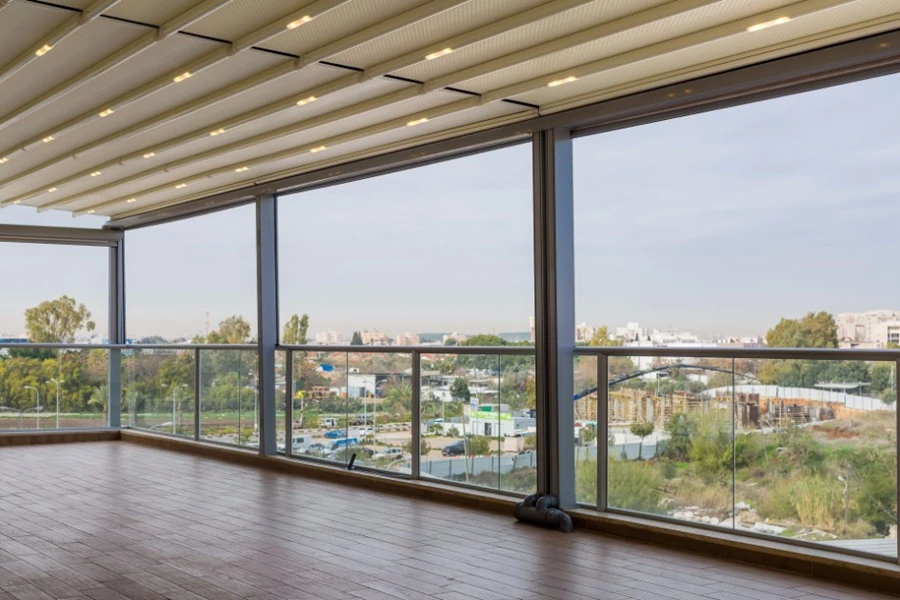 על התפר בין חוץ לפנים