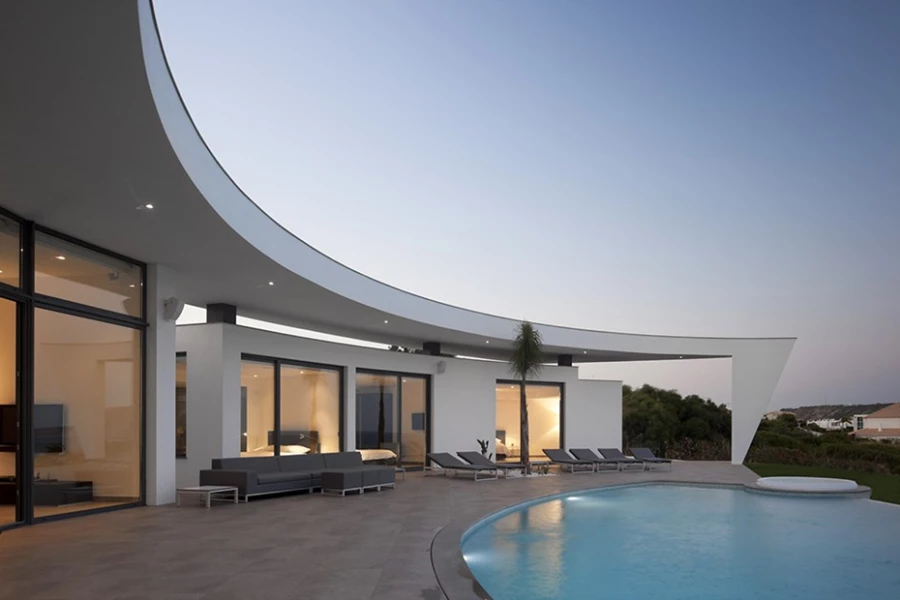 Colunata - בית לבן בגיאומטריה מורכבת