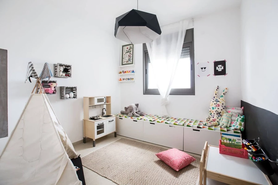 חדר המשחקים- קופסאות שמשמשות כמדפים