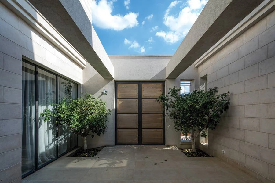 דלת העץ אטומה בחזית