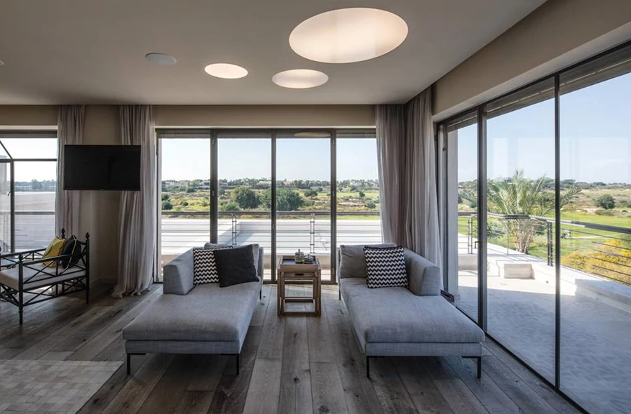 פינת צפייה בטלוויזיה המשתלבת כאזור בפני עצמו בחדר השינה.