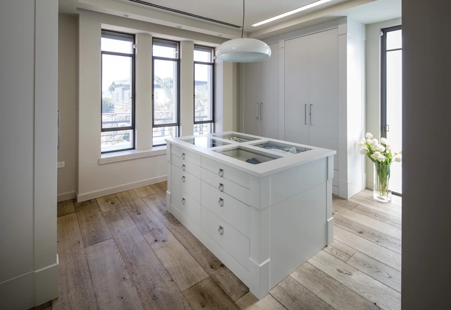 חדר הארונות כחדר לכל דבר. ארונות מרצפה לתקרה בכל היקפו מספקים שפע של מקומות אחסון, ובמרכזו ניצבת יחידת