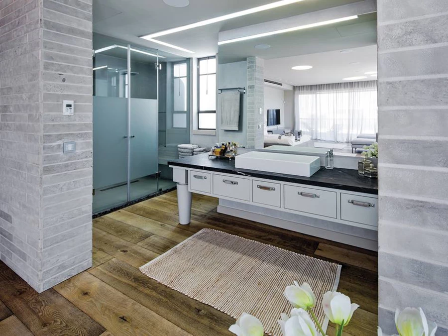 אזור רחצה/שירותים מרווח ונוח הנחלק לאזורי מקלחון, יחידת כיור ושירותים. חיפוי בריקים בחלקים ה