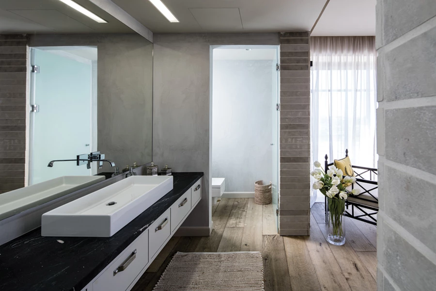 חיפוי פלטות גרניט פורצלן מדוקקות וספסלים מרחפים במקלחון.