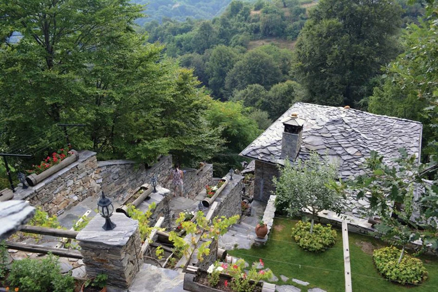 שטח הגן בנוי על כמה מפלסים, 64 מדרגות מקשרות בין המפס התחתון לעליון.