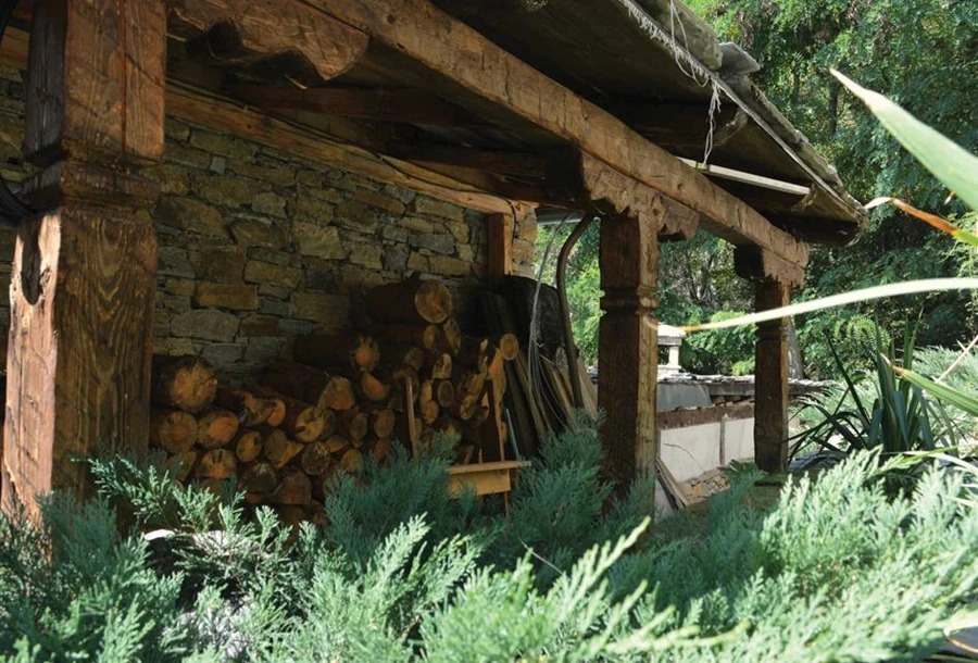 מקום מקורה לצורך אחסון עצים