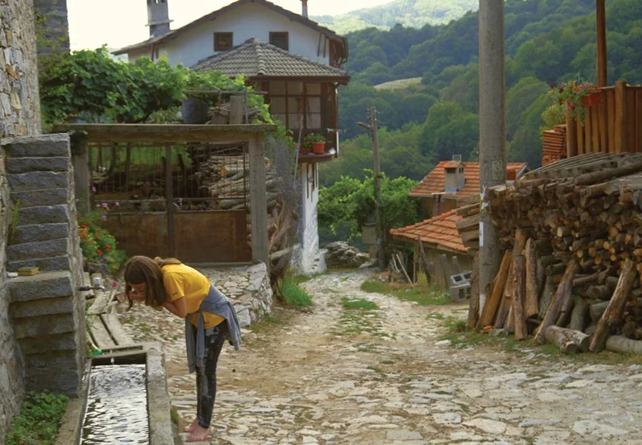 אין ספור מעיינות מזינים את הכפר ומשולבים ברחובות ובחצרות