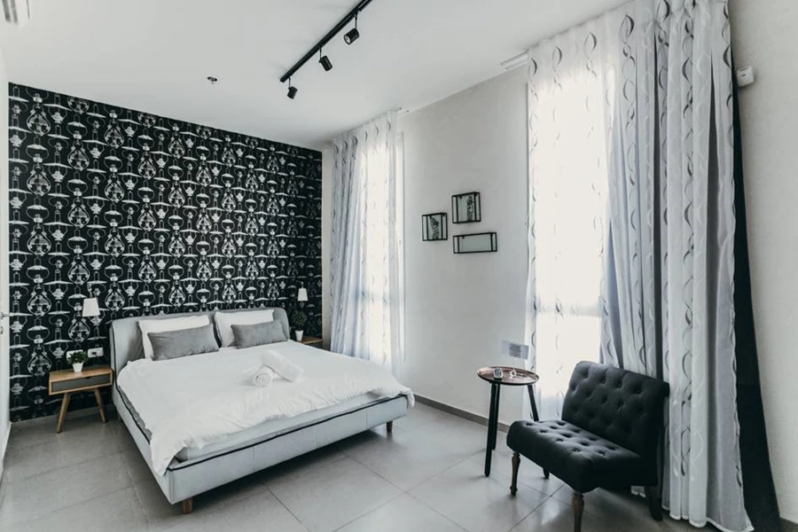 עששיות כסופות על הקיר בשילוב פרטי ריהוט מינימליסטי