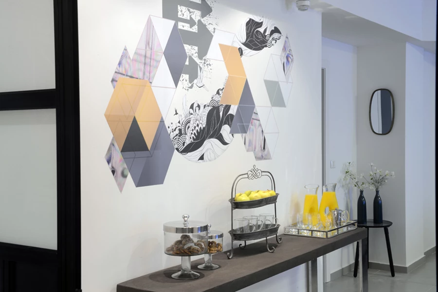 מבואה המפרידה בין אזור הקבלה לחלל המרכזי