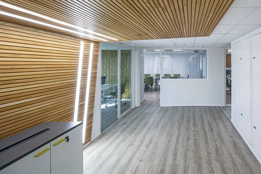 מבעד לזכוכית השקופה