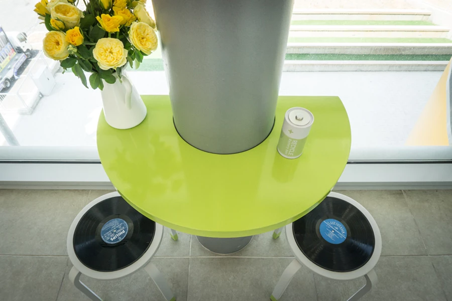 עיצוב שרפרפים במסדרון עם בסיסי ישיבה עשויים מתקליטים ישנים