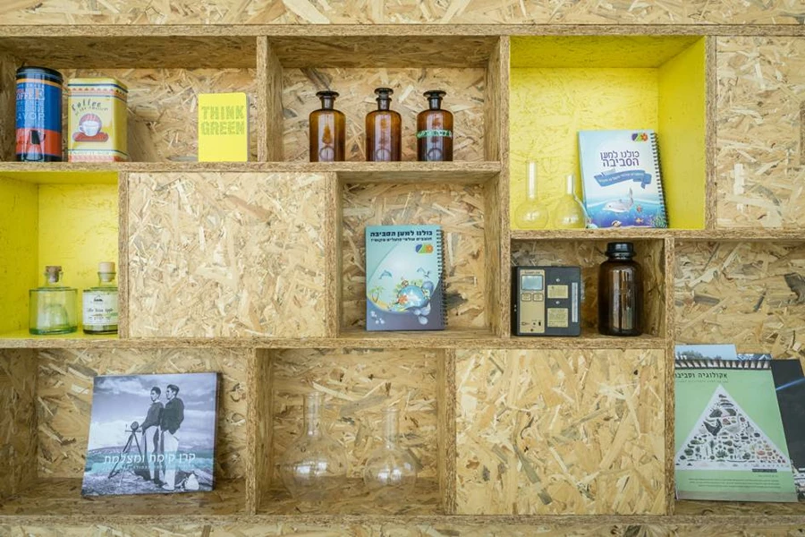 דלפק קבלת הקהל- בקבוקי מעבדה ישנים ממעבדת האיגוד