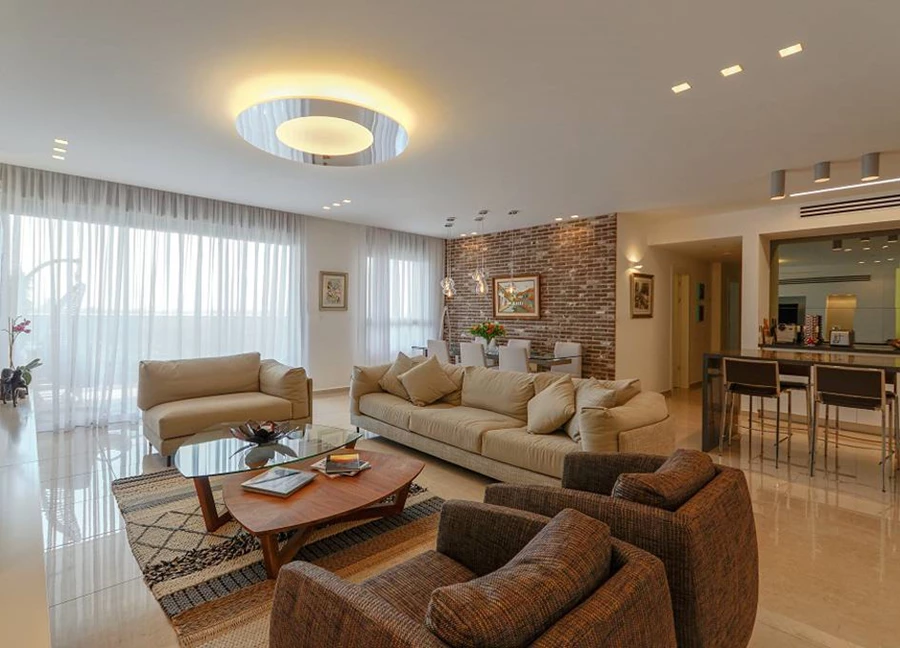 סלון גדול ומרווח לאירוח מספר גדול של אנשים