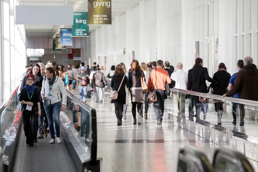 ambiente giving | Thomas Fedra