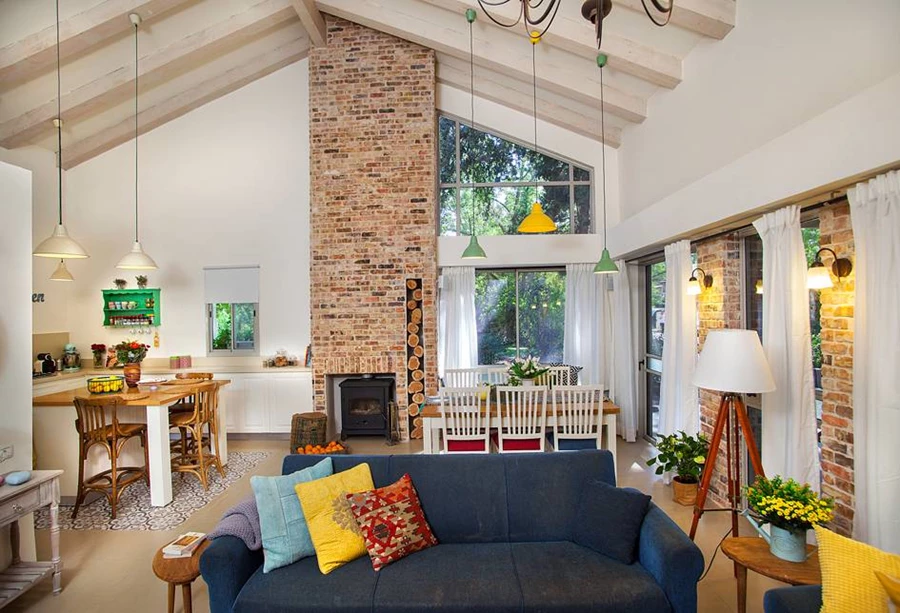 תקרה גבוהה והגשמת חלום קטן לבעלת הבית- בריקים בסלון