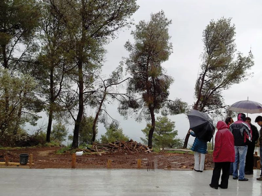 מפגש ראשון בשטח המיועד לתכנון. רצפת הבית יצוקה הבית טרם נבנה