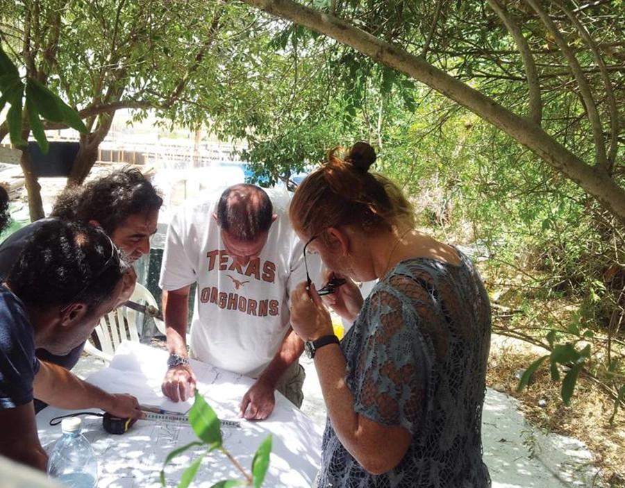 קבוצת עבודה בסיור שטח לקראת תחילת עבודות פיתוח השטח- בעלי הבית, אדריכלים, מתכנני נוף, קבלן מבצע.