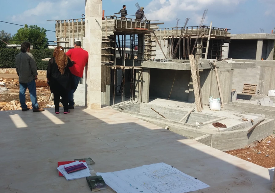 שלב הבנייה מתקדם. במקביל נעשות הכנות בפיתוח החוץ.