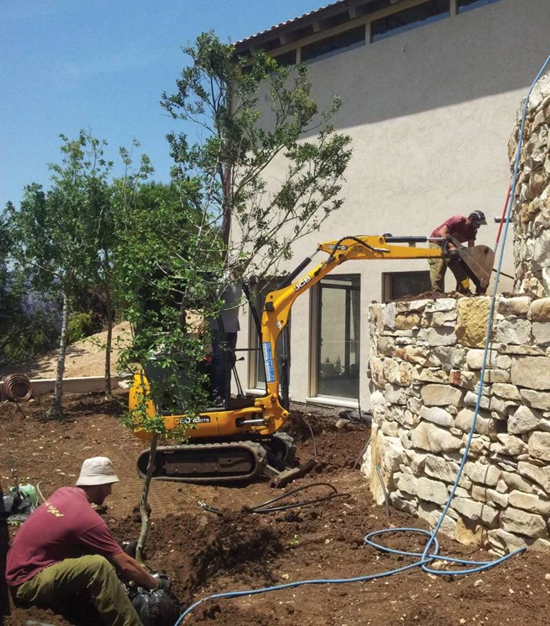 מתקדמים בתהליך- הבית בנוי, פיתוח הושלם, תשתיות מוכנות- העת לשתילת העצים.