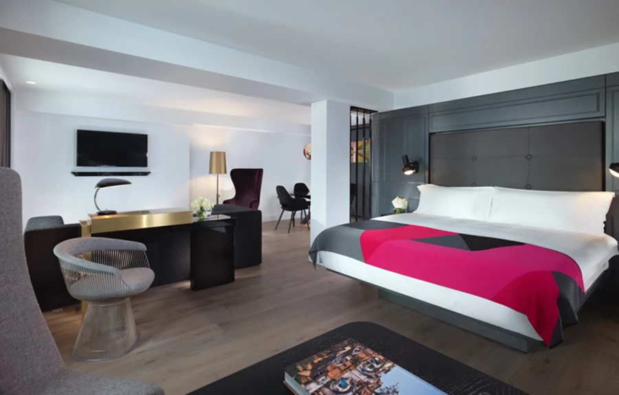 Credit: Morgan Group | חדר אירוח עם הכסא האייקוני שנותן כבוד לאדריכל Warren Platner