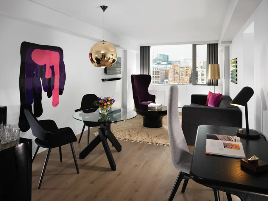 Credit: Morgan Group | יצירת אמנות מצבעי אקריליק שיצר דיקסון מתכתבת עם צבעוניות הבדים בחדר, כיסוי המיטה והכריות.