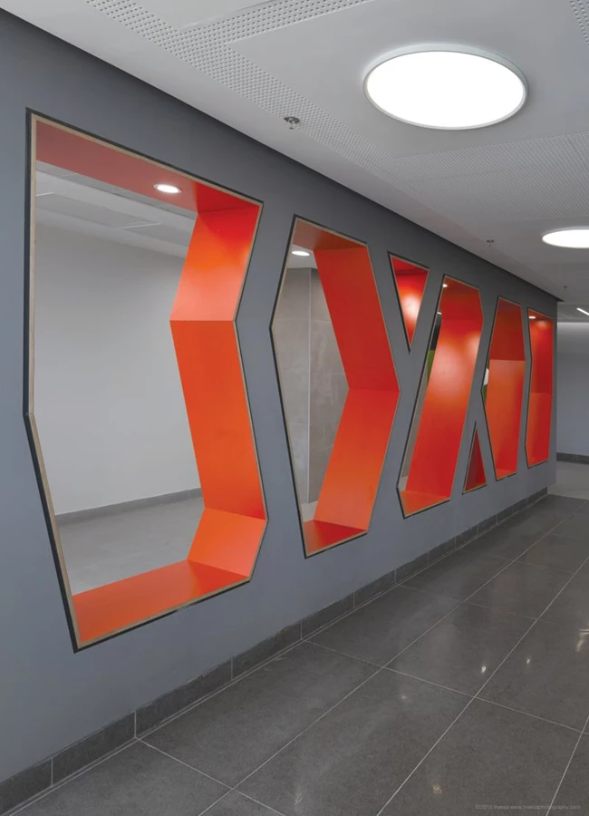 עניין מקורי בקומות הכיתות: רהיט –מחיצה מעוצב בקווים גיאומטריים ומכיל חללים פתוחים. הדופנות הפנימיות מחופות פורמייקה כתומה, בחלקן העליון משתלבת תאורה שקועה, והחללים הפנימיים משמשים כתאי ישיבה פרטיים-אינטימיים. נגרות מחיצה: