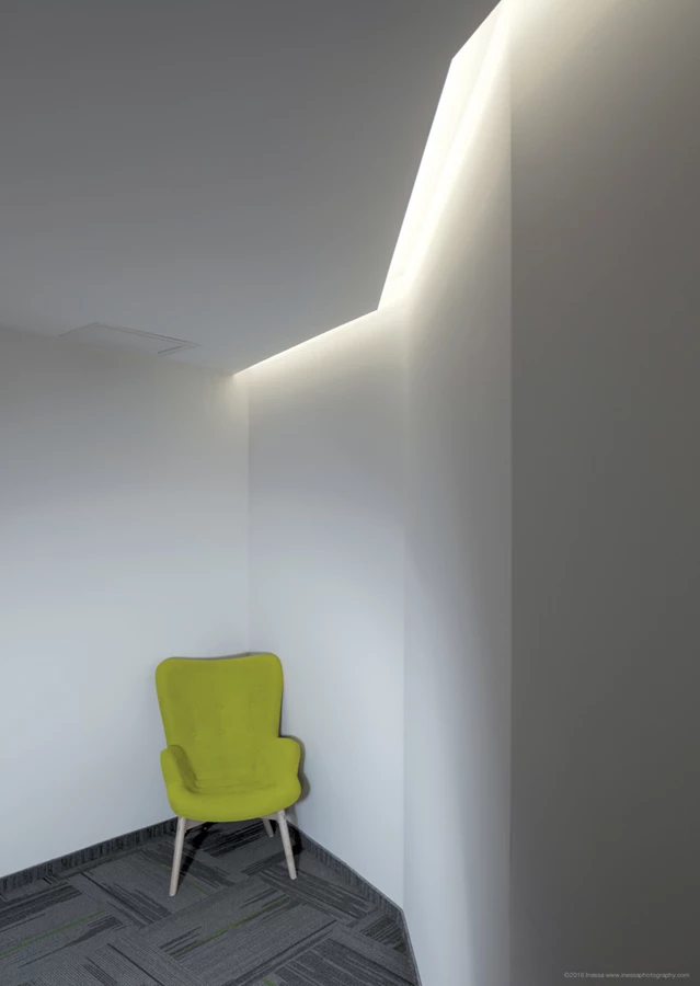 לאימהות הטריות: פינת הנקה אינטימית הנהנית מאור רך שחודר אליה ממרווח ניתוק בתקרה.