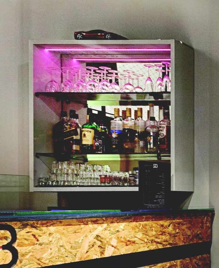 ויטרינה כארון משקאות המשתלב לצד עמדת הקבלה.