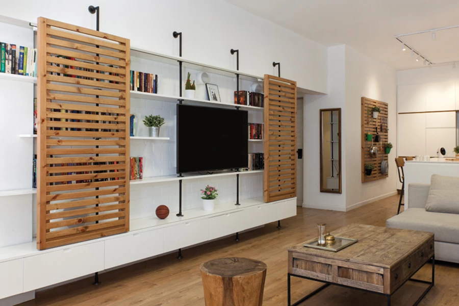 עיצוב חמים ונקי כאחד, משלב ריצוף פרקט, גוונים מונוכרומאטיים מאופקים, ותאורה המושתתת על צמודי תקרה. הספרייה מעוצבת כשילוב של פרופילי ברזל המעוגנים לקיר כשעליהם ודרכם תלויים המדפים ויחידת אחסון מרחפת.