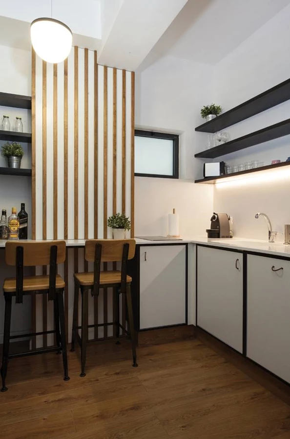 המטבחון: עיצוב המשלב אלמנטים חזרתיים שנועדו