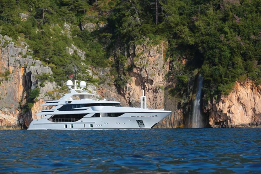 בילוי אולטימטיבי לקיץ: לשייט ביאכטה יוקרתית, שבמקרה זה מאובזרת בעיצובים מבוססי קרבון של אסא ואלון.