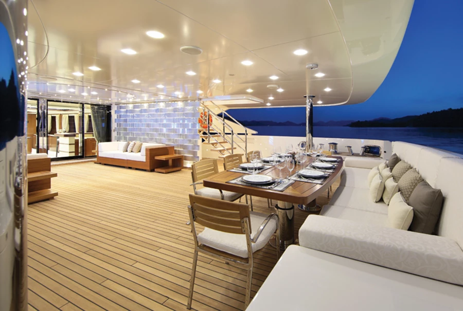 בשעות בין הערביים משנה הקיר את גונו הכסוף לגון זהוב כלשהו.