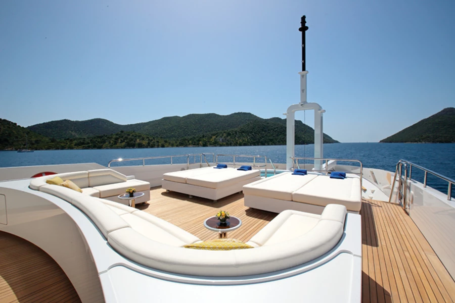 דק הסיפון עשוי עץ טיק בורמזי  המיועד לחיפוי יאכטות.