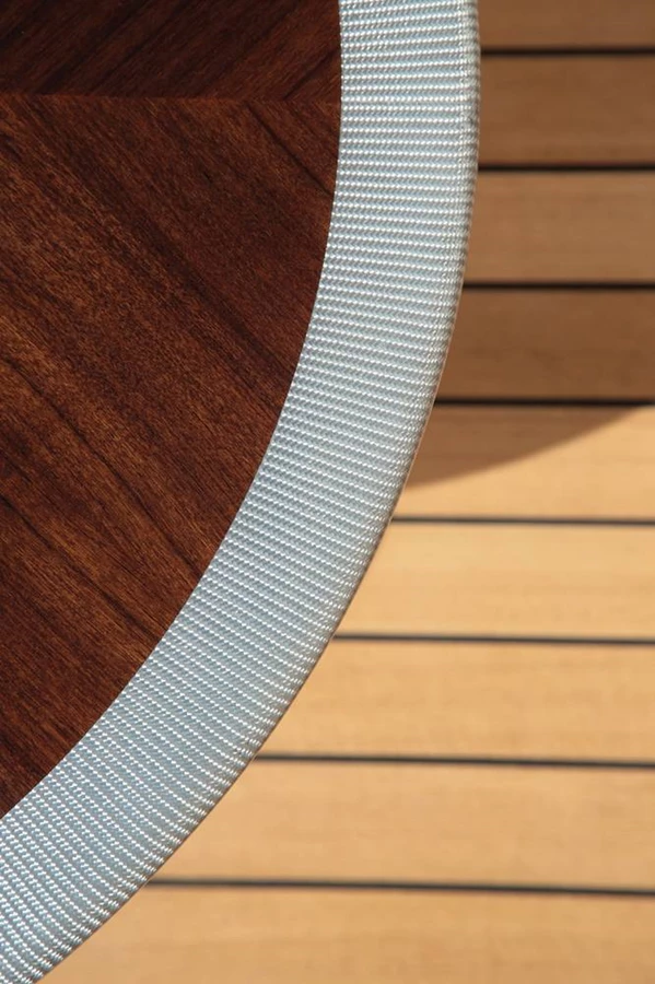 תקריב של משטח השולחן ושילוב החומרים.