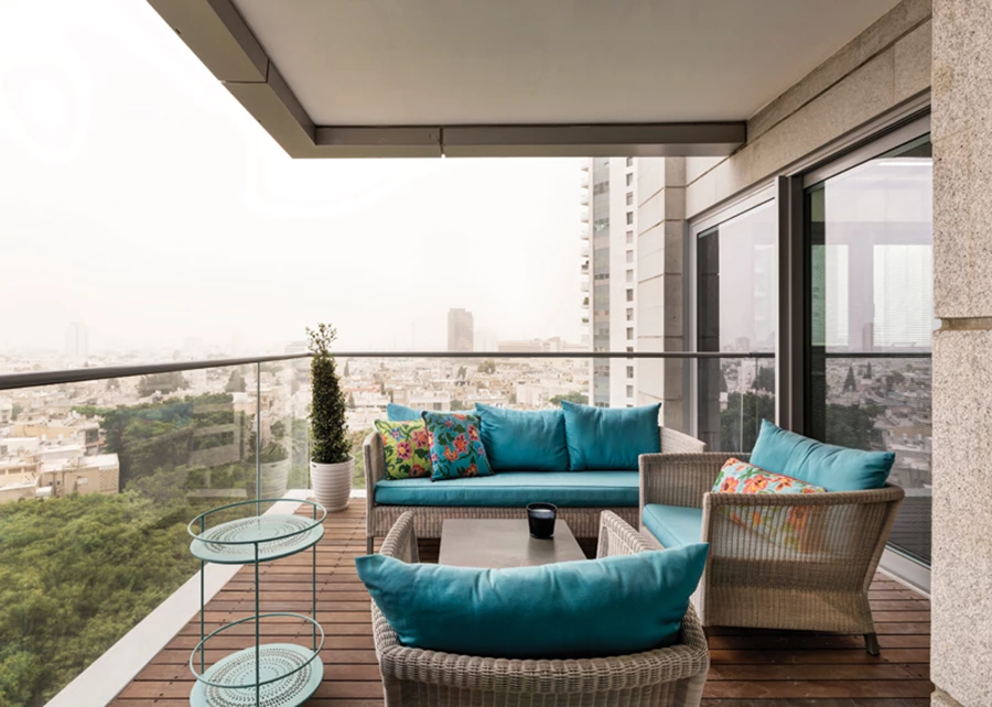 המרפסת המשקיפה אל הנוף