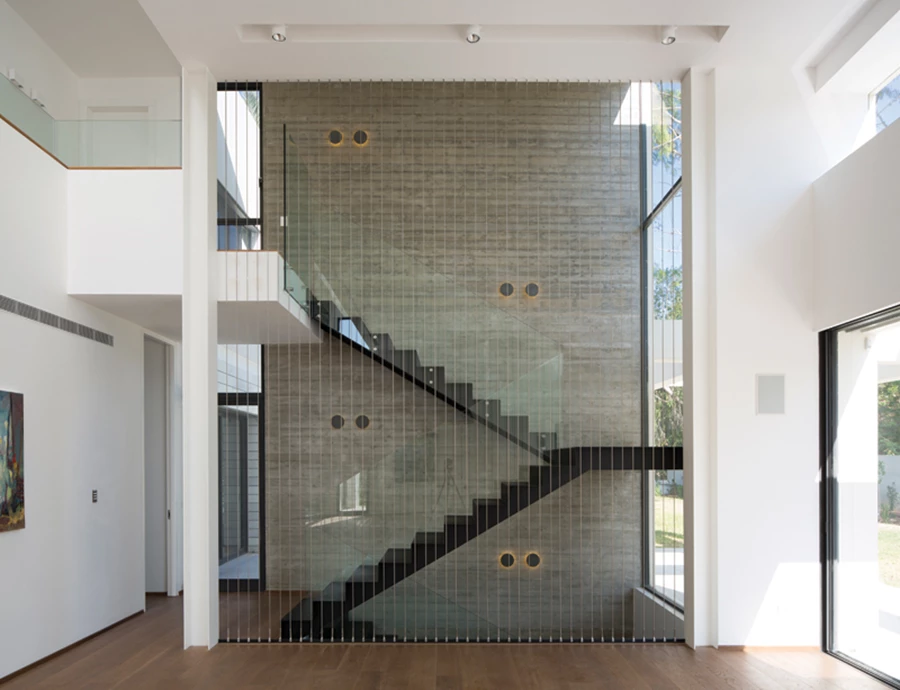 חלל המדרגות: קיר בטון המשמר את מופע הגס של החומר, גרם מדרגות ברזל שמנותק ממנו, מעקה כעין מחיצת מיתרים המדמה נבל ענק שתוחם אותו, וגופי תאורה עגולים בגון שחור החובר לגון המדרגות מפיצים הילת אור רכה.