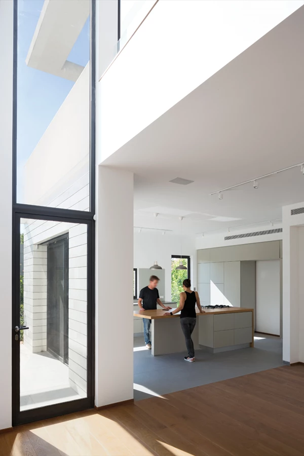 אחד משני פתחים אנכיים שתוחמים את צדדיו של המרחב הציבורי שבקומת הכניסה,  המטבח שלצדו והגלריה המשקיפה עליו ממעל.