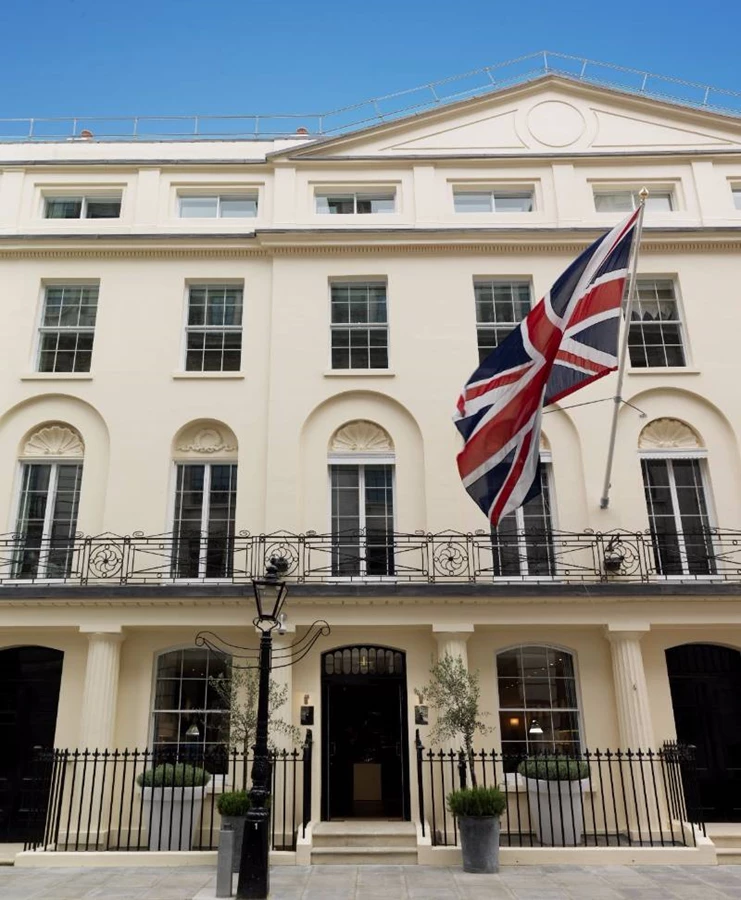 מבט כלפי חזית המלון הבנוי בסגנון אדריכלות קלאסיתPhoto credit: Simon Brown