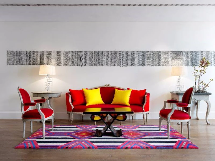 אזור הישיבה בלובי המשקף סגנון עכשווי אמנות פרי יצירה של Sue Lawty . צילום: Simon Brown