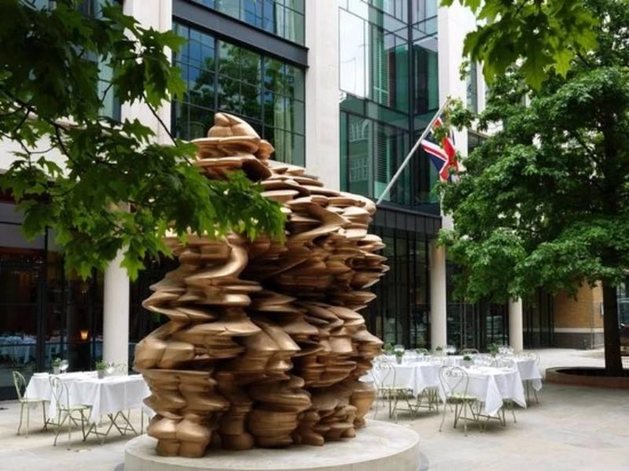 החצר האורבנית עם פסלו של   Tony Cragg  צילום:  Simon Brown