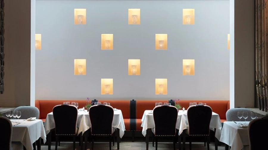 קיר עלומות האור הנובעות מכדי פורצלן עדינים. Photo credit: Simon Brown