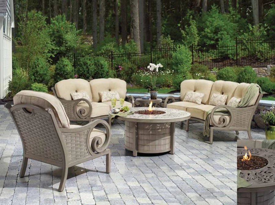 מערכת ישיבה בעיצוב מעוגל משלבת ברזל בצביעה איכותית נגד החלדה, קליעה בעבודת יד, ומושבים וכריות מבדי ריפוד מוגנים מפני דהייה. שולחן הקפה משמש גם כמערכת חימום ומעוצב במלאכת מחשבת של חיתוכים  | אקסלוסיפיט