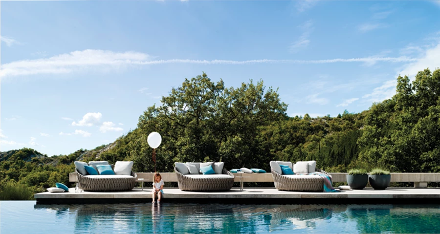 27	קונכיית טוסקה - קולקצייה יוקרתית, שעיצבה  מוניקה ארמני עבור TRIBU הבלגית, רצועות בד סינטטי  בשילוב שילדת נירוסטה, יוצרת מראה יוקרתי מרענן וייחודי.  | גנים ושושנים.