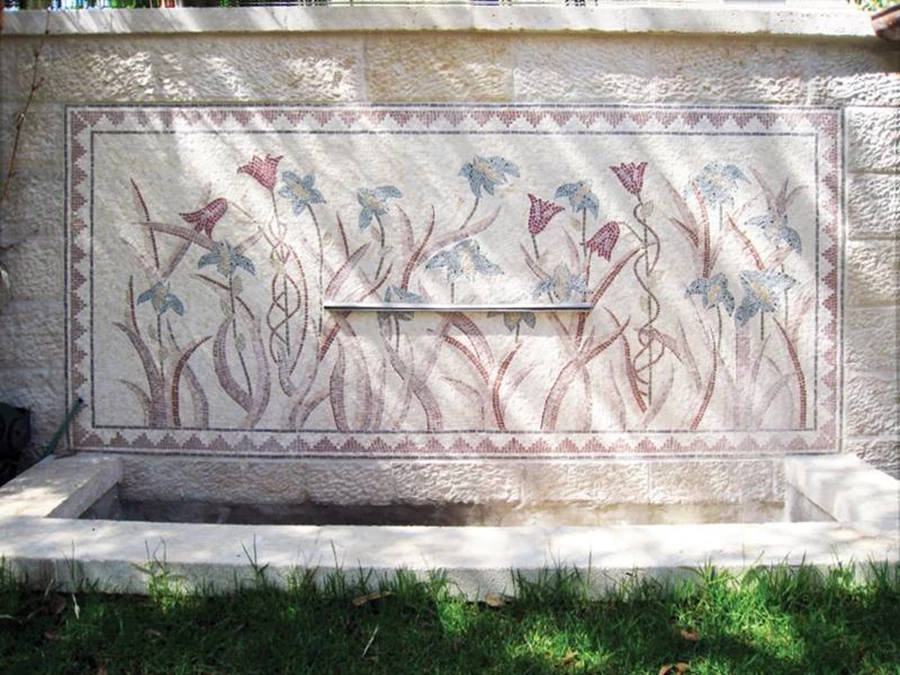 מים ואבן, שיבוץ עשרות אלפי אבני פסיפס צבעוניות לכדי יצירת אומנות, אדריכלים: ויינגרוד אברהמסון, צלם: שגב צילום | אילון מוזאיקה.