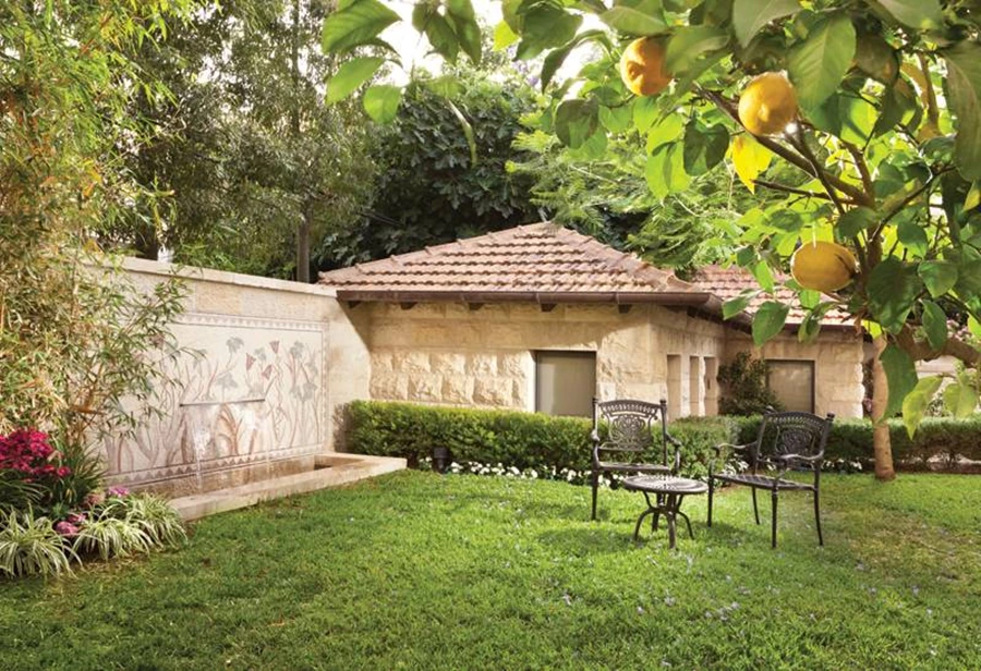 אצלנו בחצר בצל עצי הזית...